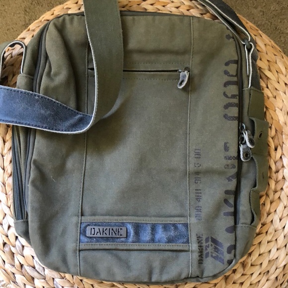 Dakine Handbags - DAKINE. MESSENGER BAG.